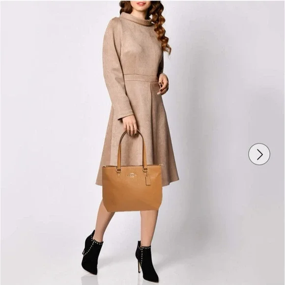 COACH Tan Brown Pebbled Leather Bay Tote Zip Top Double Handle